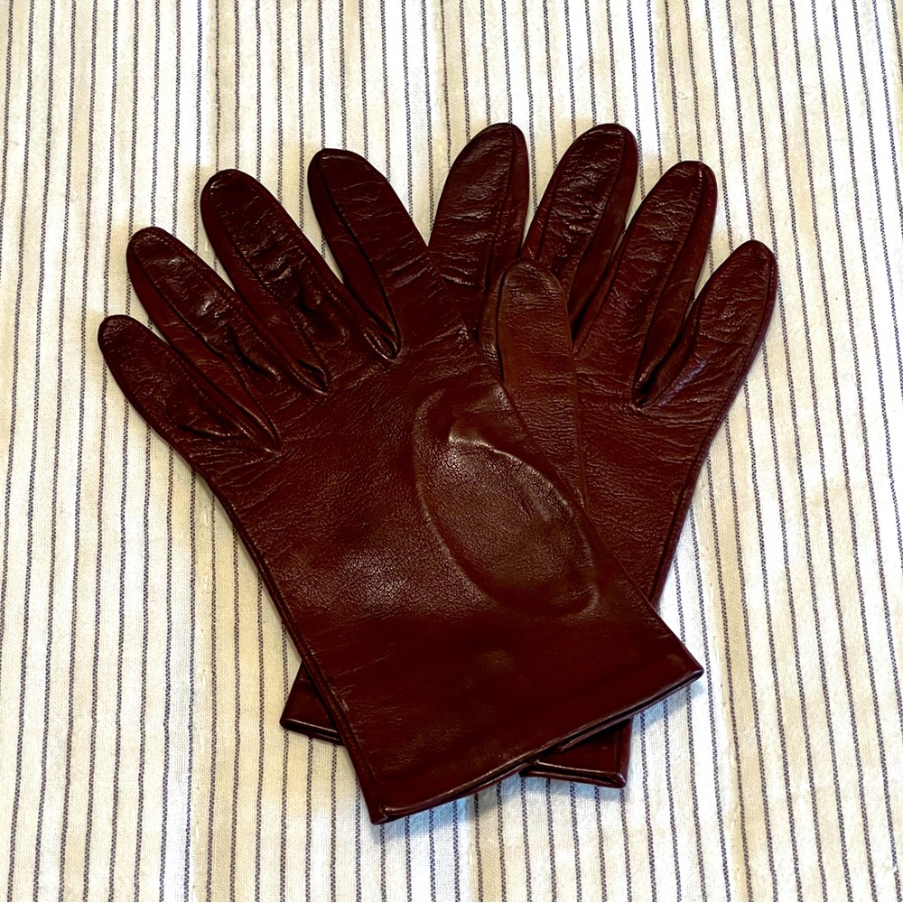 Dark chocolate brown leather gloves in excellent condition - medium size